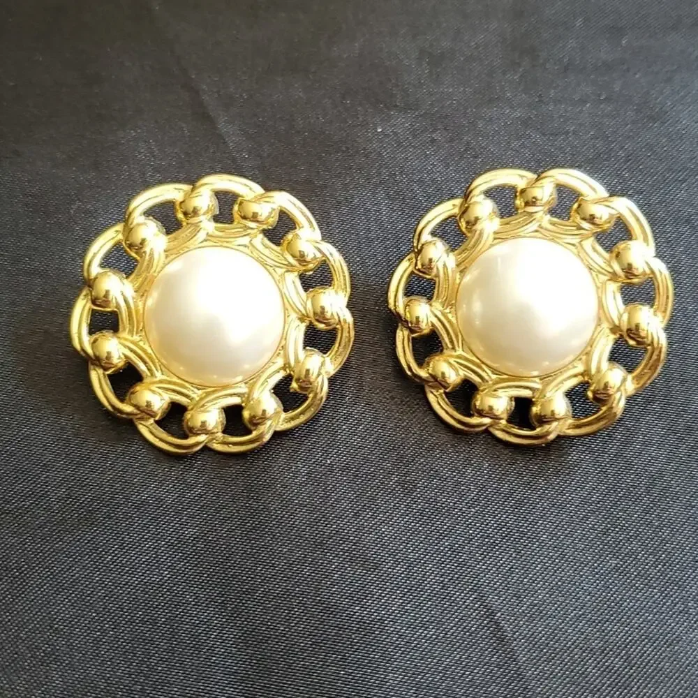 Vintage TRIFARI clip earrings